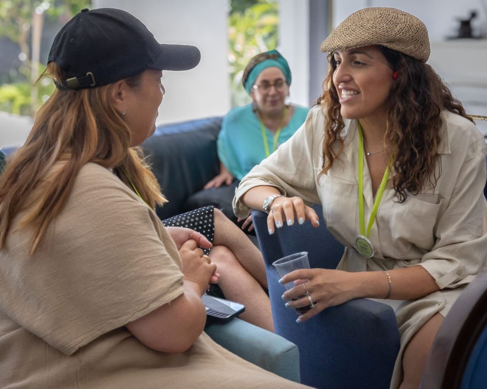 Deux entrepreneures francophones en conversation lors d’une rencontre