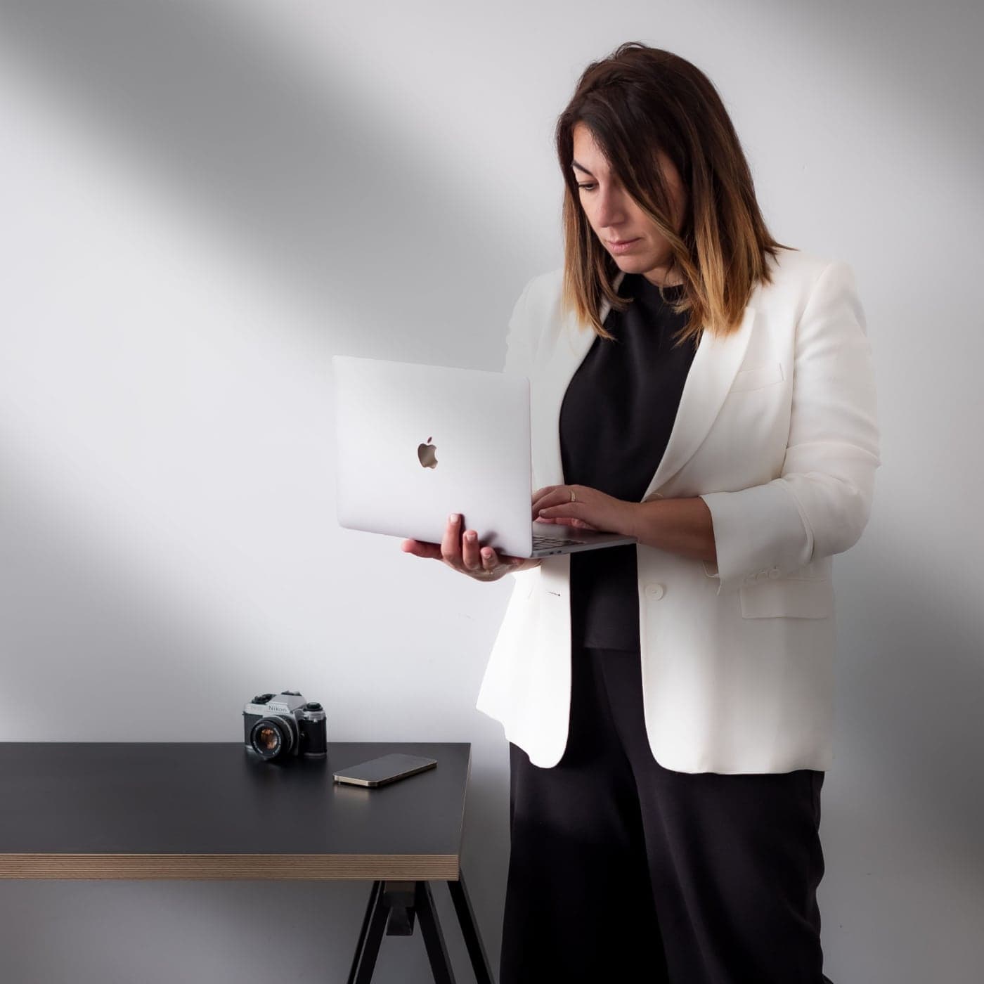 Sarah Tordjman travaillant sur un ordinateur portable